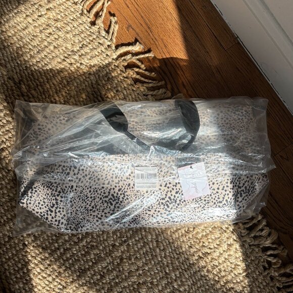 Mali + Lili Weekender Bag in Leopard Print - Picture 4 of 4